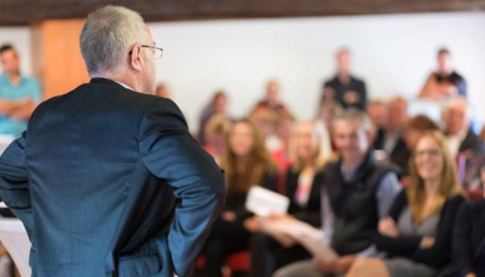 Frågan om vem som egentligen fattar beslut i föreningen, stämman eller styrelsen, leder ibland till interna tvister bland de boende.