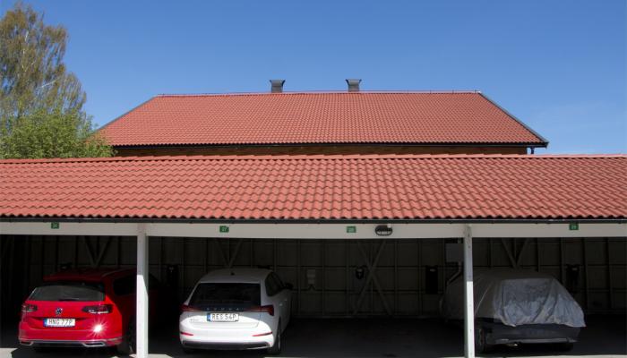 Bilar parkerade i carport